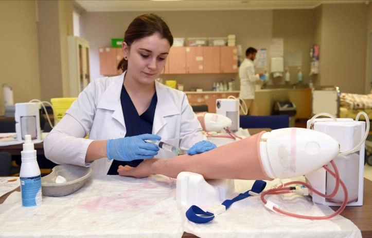Student at RSU practicing medicine