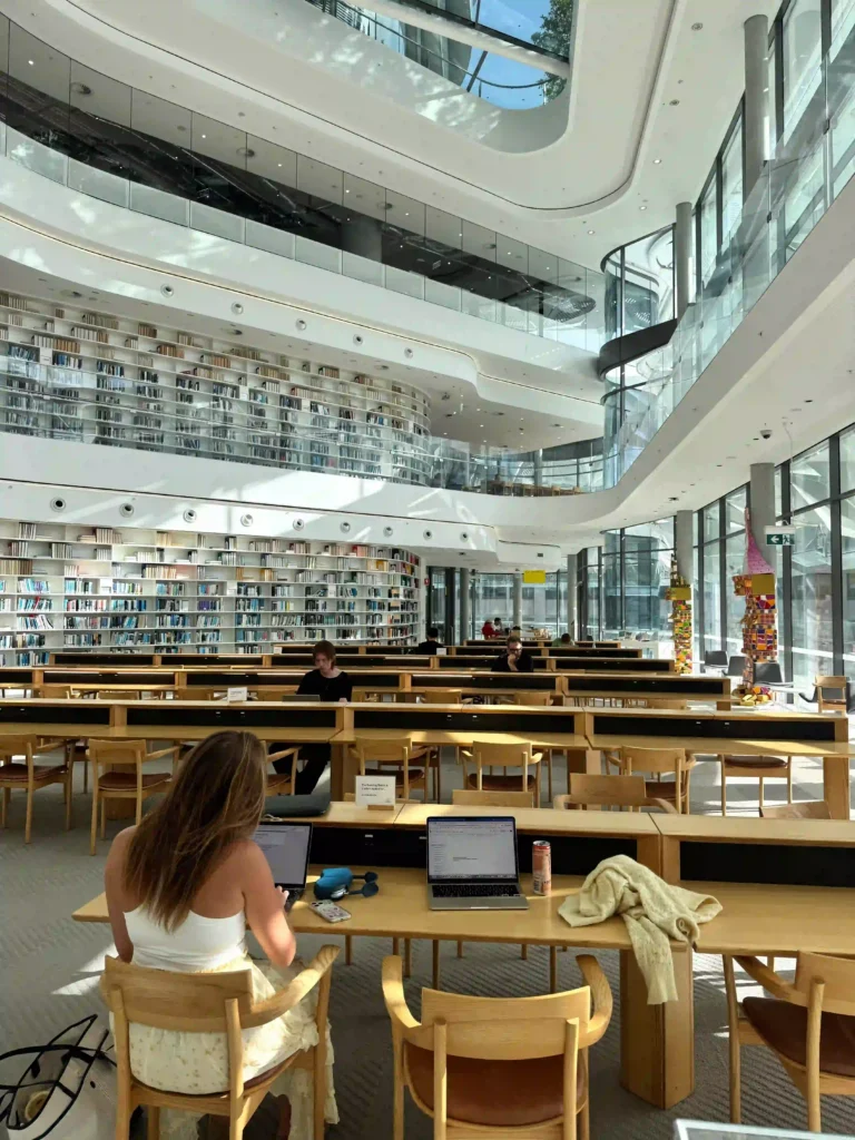 Kajsa,exchange student at UTS in Australia, studying at the library